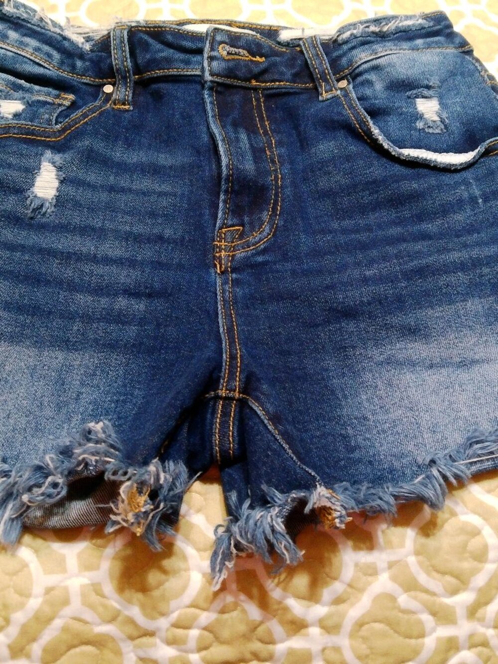 RISEN JEAN SHORTS SIZE MED GOOD CONDITION